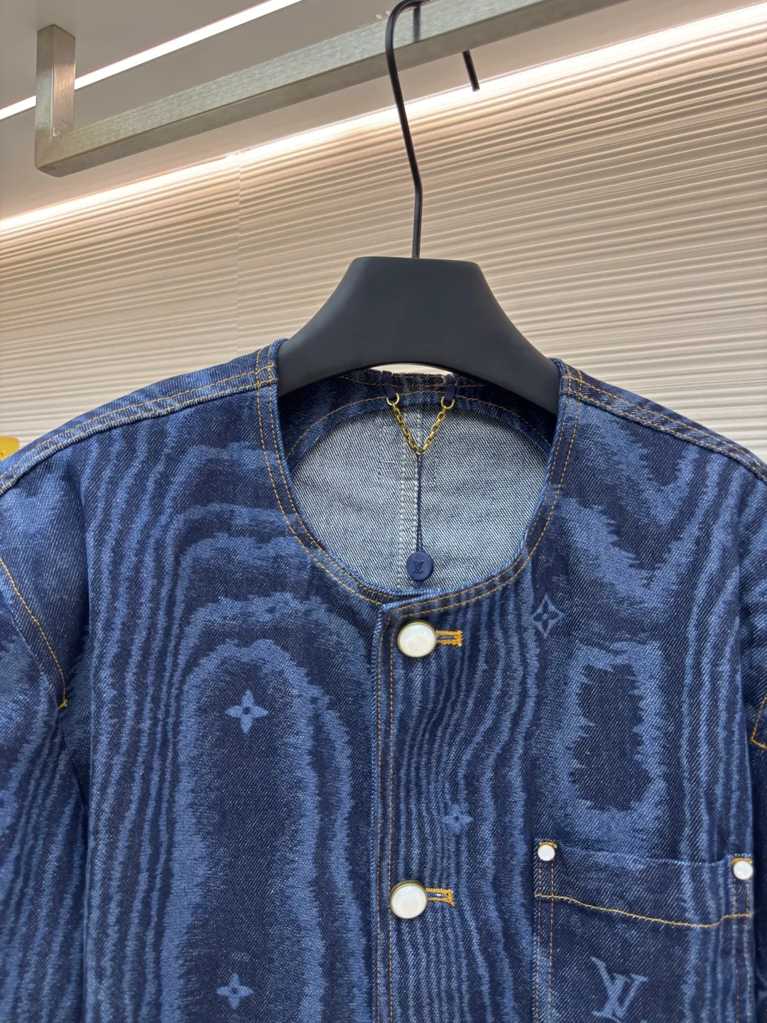 LOUISVUITTON tree pattern denim jacket ●Authentic product: Purchased and developed by 29165 ●Item number: 1680103-B85 ●Fabric: denim fabric ●Technology: printing production ●Version: fitted version ●Weight: about 910 grams ●Size: 46-48-50-52 ●Description: The upper body effect refers to the FW25 early autumn men's series collarless denim rivet full-width logo printed long-sleeved denim jacket for men in blue. This collarless jacket is paved with denim cloth with the LV Moiré pattern, and the Monogram logo is implicitly integrated into it, creating a silky texture. The Marque L.Vuitton DéPosée nubuck label rests on the back for a modern look paired with matching jeans. The overall wiring is straight and delicate, the fabric is comfortable and soft, and the color is consistent without color difference. It can be matched with the same style to create a fashionable look and control various occasions. Customized accessories, complete with three standards, same style for men and women!